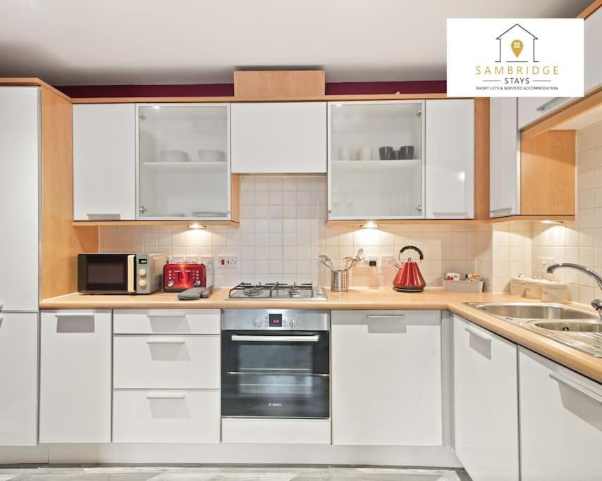 Aylesbury Central - 2 Bedroom Serviced Apt In Aylesbury By Sambridge Stays BUCKINGHAMSHIRE المظهر الخارجي الصورة